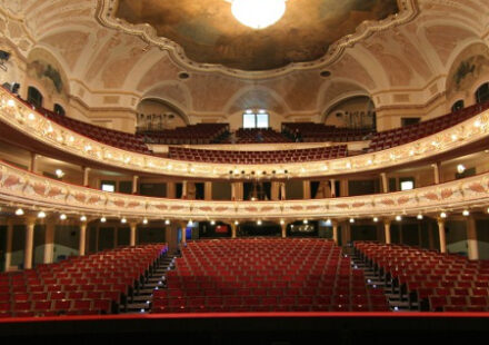 Hudební divadlo Karlín