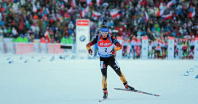 Jel bez přilby a byl diskvalifikován. Martin Fourcade přišel o vítězství na domácím šampionátu Simon Schempp