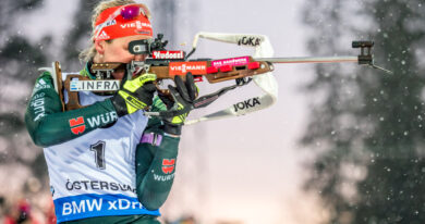 Jel bez přilby a byl diskvalifikován. Martin Fourcade přišel o vítězství na domácím šampionátu