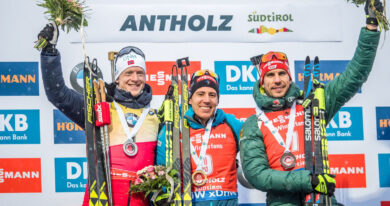 Pódium závodu s hromadným startem mužů