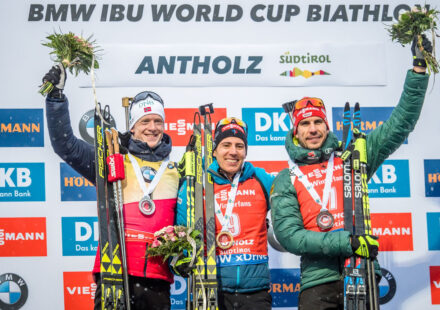 Pódium závodu s hromadným startem mužů