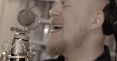 V Sjusjøenu začíná Otevřené Mistrovství Evropy juniorů. Zrodí se česká medaile? Záběr z videoklipu oficiálního songu MS 2019